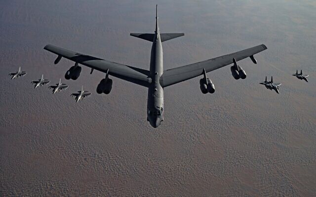 قاذفة ثقيلة من طراز B52 ، محاطة بطائرات مقاتلة، بطريقها إلى الشرق الأوسط في تهديد ضمني لإيران، 21 نوفمبر 2020 (US Air Force / Facebook)