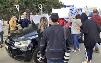 ممثل الاتحاد الأوروبي لدى الفلسطينيين سفين كون فون بورغسدورف محاط بنشطاء إسرائيليين خلال زيارة الى حي جفعات هاماتوس المثير للجدل في القدس الشرقية، 16 نوفمبر 2020 (Raphael Ahren / TOI)