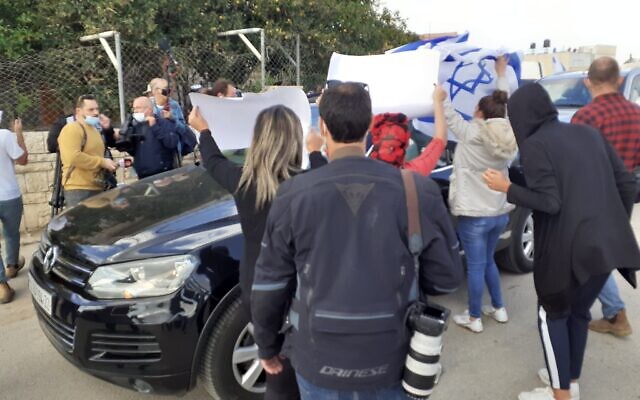 ممثل الاتحاد الأوروبي لدى الفلسطينيين سفين كون فون بورغسدورف محاط بنشطاء إسرائيليين خلال زيارة الى حي جفعات هاماتوس المثير للجدل في القدس الشرقية، 16 نوفمبر 2020 (Raphael Ahren / TOI)