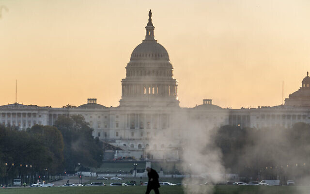 مبنى الكابيتول في واشنطن في صباح اليوم التالي ليوم الانتخابات، 4 نوفمبر، 2020. (AP Photo / J. Scott Applewhite) مبنى الكابيتول في واشنطن في صباح اليوم التالي ليوم الانتخابات، 4 نوفمبر، 2020. (AP Photo / J. Scott Applewhite)