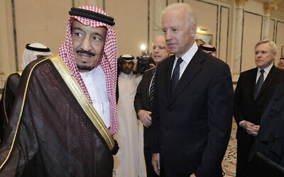 نائب الرئيس الأمريكي جو بايدن، يمين، يقدم تعازيه للأمير سلمان بن عبد العزيز في وفاة شقيقه ولي العهد السعودي الأمير سلطان بن عبد العزيز آل سعود، في قصر الأمير سلطان بالرياض، المملكة العربية السعودية، 27 أكتوبر 2011 (AP Photo/Hassan Ammar, File)
