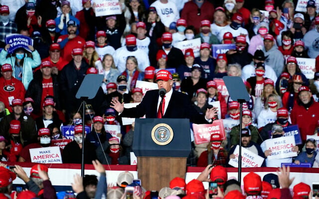 الرئيس الأمريكي دونالد ترامب يتحدث في تجمع انتخابي يوم 1 نوفمبر 2020، في مطار ريتشارد بي راسل في روما، جورجيا. (AP Photo / Brynn Anderson) الرئيس الأمريكي دونالد ترامب يتحدث في تجمع انتخابي يوم 1 نوفمبر 2020، في مطار ريتشارد بي راسل في روما، جورجيا. (AP Photo / Brynn Anderson)