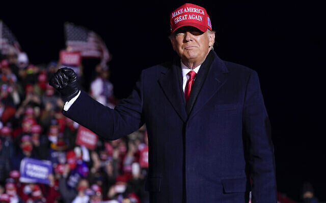الرئيس الأمريكي دونالد ترامب يصل إلى تجمع انتخابي في مطار كينوشا الإقليمي، 2 نوفمبر 2020، في كينوشا، ويسكونسن (AP Photo / Evan Vucci)