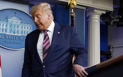 الرئيس الأمريكي دونالد ترامب يغادر بعد إلقاء كلمة في البيت الأبيض، 5 نوفمبر، 2020 ، في واشنطن.(AP Photo/Evan Vucci)