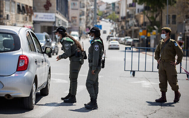 توضيحية: عناصر من شرطة حرس الحدود وجندي من الجيش الإسرائيلي عند حاجز مؤقت في القدس، 14 أبريل، 2020، قبل بدء الإغلاق على مستوى البلاد بمناسبة عيد الفصح العبري. (Nati Shohat / Flash90)