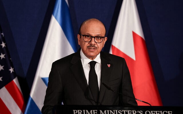 وزير الخارجية البحريني عبد اللطيف بن راشد الزياني يتحدث خلال مؤتمر صحفي مع وزير الخارجية الأمريكي ورئيس الوزراء نتنياهو بعد اجتماعهما الثلاثي في القدس، 18 نوفمبر 2020 (Menahem Kahana / Pool / Flash90)