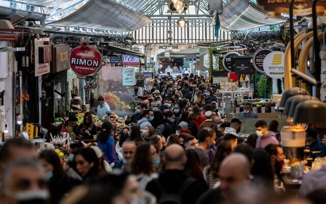 اشخاص يتسوقون في سوق محانيه يهودا في القدس، 27 نوفمبر 2020 (Yonatan Sindel / Flash90)