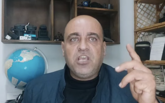 نزار بنات، فلسطيني من الضفة الغربية من سكان الخليل، اعتقلته أجهزة الأمن التابعة للسلطة الفلسطينية لانتقاده استئناف العلاقات مع إسرائيل. (Screenshot: Facebook)