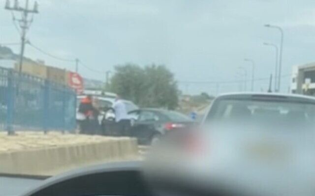 لقطة شاشة من فيديو يُزعم أنه يظهر فيه أحد المارة يحاولون إبعاد رجل عن امرأة ، يقال إنها زوجته السابقة ، بعد أن طعنها في مدينة عرابة الشمالية ، 16 نوفمبر 2020 (Ynet news) لقطة شاشة من فيديو يُزعم أنه يظهر فيه أحد المارة يحاولون إبعاد رجل عن امرأة ، يقال إنها زوجته السابقة ، بعد أن طعنها في مدينة عرابة الشمالية ، 16 نوفمبر 2020 (Ynet news)