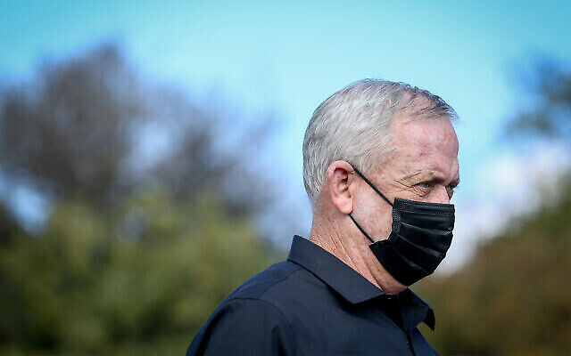 وزير الدفاع بيني غانتس، خلال زيارة للحدود الإسرائيلية-اللبنانية، 17 نوفمبر، 2020. (David Cohen / Flash90)
