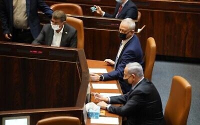 بيني غانتس (وسط) وبنيامين نتنياهو ، من اليمين، في الكنيست، 10 نوفمبر، 2020. (Shmulik Grossman / Knesset Spokesperson)