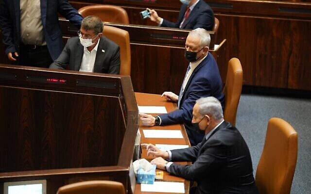 بيني غانتس (وسط) وبنيامين نتنياهو ، من اليمين، في الكنيست، 10 نوفمبر، 2020. (Shmulik Grossman / Knesset Spokesperson)