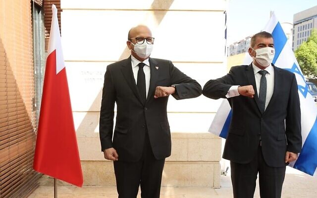 وزير الخارجية أشكنازي، يمين، يرحب بنظيره البحريني عبد اللطيف الزياني في وزارة الخارجية الإسرائيلية، 18 نوفمبر 2020 (Miri Shimonovich / MFA) وزير الخارجية أشكنازي، يمين، يرحب بنظيره البحريني عبد اللطيف الزياني في وزارة الخارجية الإسرائيلية، 18 نوفمبر 2020 (Miri Shimonovich / MFA)