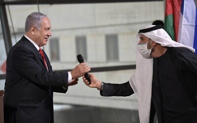رئيس الوزراء بنيامين نتنياهو، يسار، في حفل الترحيب بأول رحلة طيران تجارية لشركة "فلاي دبي" إلى إسرائيل، في مطار بن غوريون، 26 نوفمبر 2020 (Avi Ohayun / GPO)