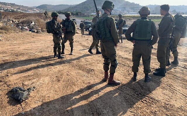 جنود اسرائيليون في ما وصفه الجيش الإسرائيلي بموقع محاولة تنفيذ هجوم طعن بالقرب من مخيم الفوار للاجئين في جنوب الضفة الغربية، 8 نوفمبر 2019 (IDF)