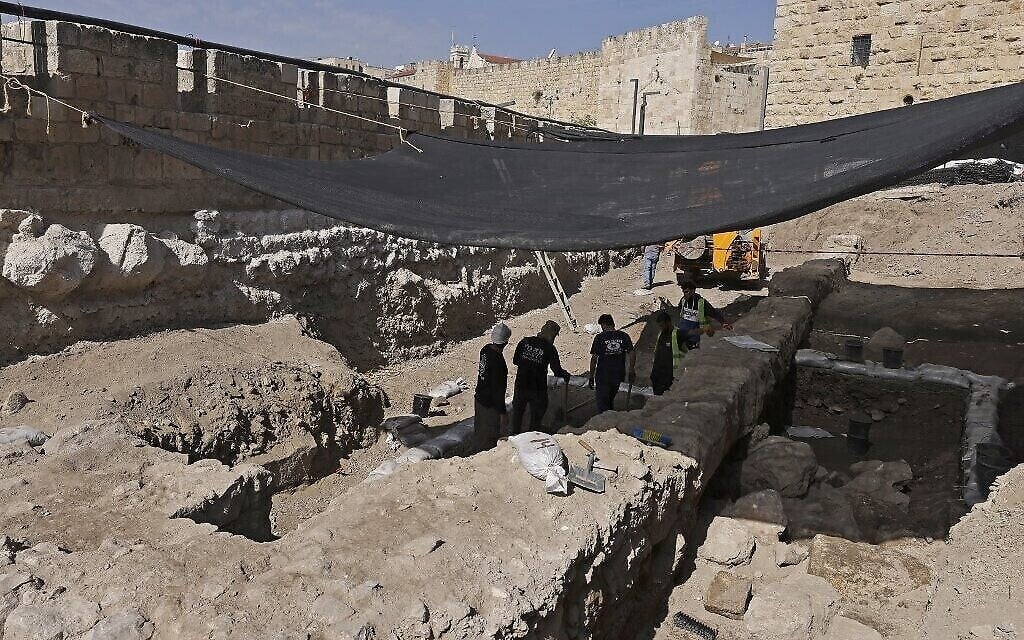 عمال يحفرون في موقع أثري في متحف برج داوود في القلعة القديمة في القدس بالقرب من باب الخليل في البلدة القديمة في القدس، 28 أكتوبر، 2020. (MENAHEM KAHANA / AFP)