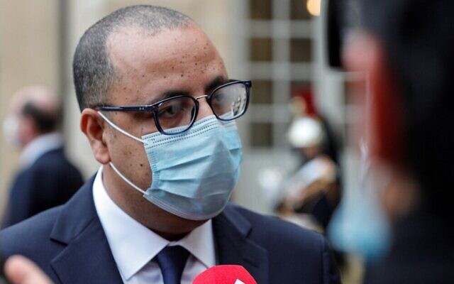 رئيس الوزراء التونسي هشام المشيشي يتحدث للصحافة بعد لقاء مع نظيره الفرنسي في فندق ماتينيون في باريس، 14 ديسمبر 2020 (Geoffroy Van Der Hasselt / AFP)