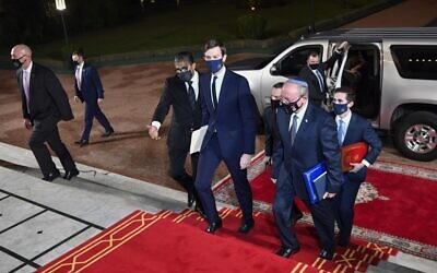 مستشار الرئيس الامريكي جاريد كوشنر ومستشار الامن القومي الإسرائيلي مئير بن شبات (يمين الوسط) يصلان الى القصر الملكي بالعاصمة المغربية الرباط، 22 ديسمبر 2020 (Fadel Senna / AFP)