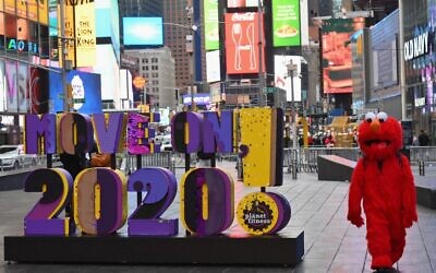 لافتة كتب عليها "Move On 2020!" في تايمز سكوير في مدينة نيويورك، 28 ديسمبر 2020 (Angela Weiss / AFP)