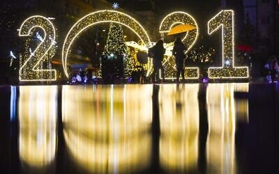 لافتة مكتوب عليها 2021 في وسط مدينة بريشتينا، بينما يستعد سكان كوسوفو للاحتفال بالعام الجديد في منازلهم وسط جائحة كوفيد-19 المستمرة، 30 ديسمبر 2020 (Armend NIMANI / AFP)