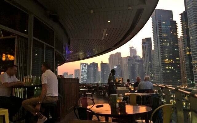 اشخاص يستمتعون بتناول المشروبات الكحولية في مطعم يطل على منطقة المارينا في دبي، الإمارات العربية المتحدة، 23 أكتوبر 2019 (AP Photo / Kamran Jebreili)