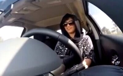 صورة مأخوذة من مقطع فيديو نشرته لجين الهذلول، تُظهرها تقود سيارة إلى الحدود بين الإمارات والسعودية قبل اعتقالها في 1 ديسمبر 2014، في المملكة العربية السعودية، 30 نوفمبر 2014 (AP Photo/Loujain al-Hathloul, File)