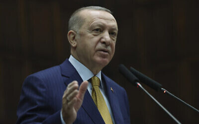 الرئيس التركي رجب طيب أردوغان يتحدث إلى نواب حزبه الحاكم، في العاصمة التركية أنقرة، 23 ديسمبر، 2020.(Turkish Presidency via AP, Pool)