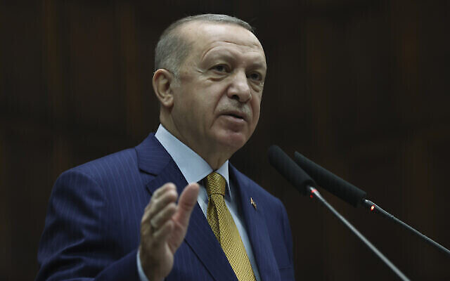 الرئيس التركي رجب طيب أردوغان يتحدث إلى نواب حزبه الحاكم، في العاصمة التركية أنقرة، 23 ديسمبر، 2020.(Turkish Presidency via AP, Pool)