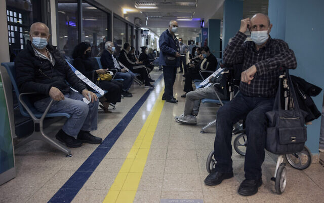 أشخاص ينتظرون تلقي لقاح فايزر لكوفيد-19 في مستشفى سوروكا في بئر السبع، 29 ديسمبر 2020 (AP Photo / Tsafrir Abayov)