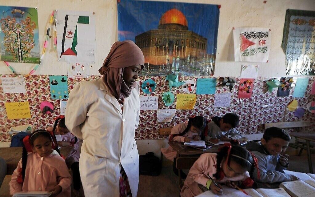 أطفال صحراويون من منطقة الصحراء الغربية يجلسون في فصلهم الدراسي في مخيم السمارة للاجئين بالقرب من مدينة تندوف، جنوب غرب الجزائر، 4 مارس، 2016. (AP / Toukik Doudou).