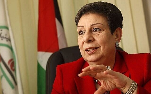 المسؤولة في منظمة التحرير الفلسطينية حنان عشراوي في مكتبها في رام الله، 31 يناير، 2012. (Miriam Alster / Flash90)