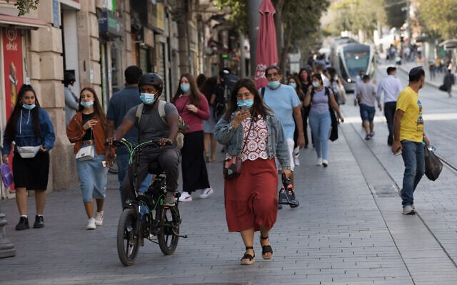 صورة توضيحية: اشخاص يمشون في شارع يافا وسط مدينة القدس، 25 اكتوبر 2020 (Nati Shohat / Flash90)