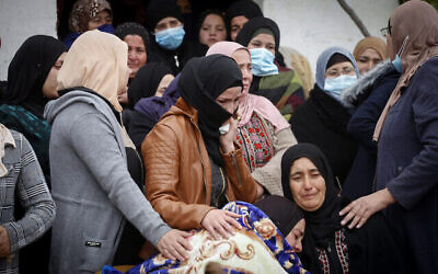 عائلة الفتى الفلسطيني علي أبو عليا خلال جنازته في قرية المغير بالقرب من رام الله وسط الضفة الغربية، 5 ديسمبر، 2020. (Nasser Ishtayeh / Flash90)
