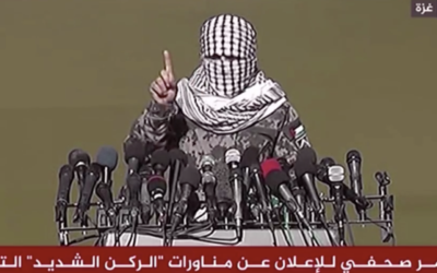 ناطق بإسم تحالف مشترك لفصائل غزة يعلن بدء مناورة عسكرية مشتركة بين حماس والجهاد الإسلامي والفصائل الأصغر، 28 ديسمبر 2020 (screenshot)