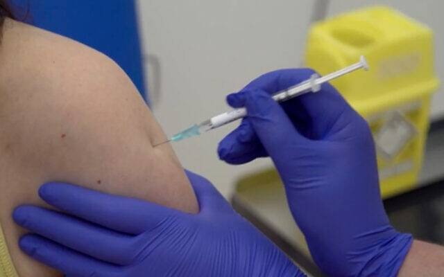 حقن شخص ضمن التجارب السريرية الأولى في المملكة المتحدة لاختبار لقاح محتمل لفيروس كورونا، الصورة من تقديم جامعة أكسفورد في إنجلترا، 23 أبريل 2020 (Screenshot / Oxford University Pool via AP)