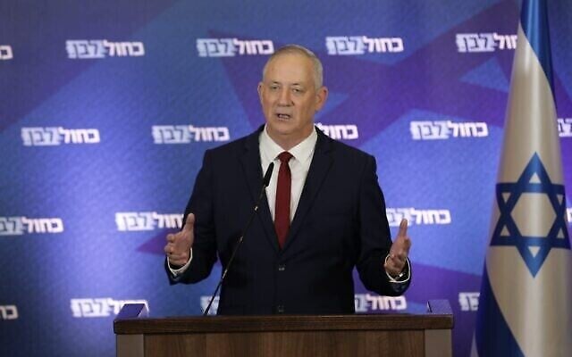 رئيس حزب "أزرق أبيض" بيني غانتس يعلن أن حزبه سيدعم حل الكنيست، 1 ديسمبر، 2020. (Elad Malka / Blue and White)