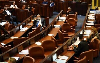 توضيحية: المشرعون يصوتون ضد مشروع قانون لتأجيل الموعد النهائي للميزانية، 22 ديسمبر، 2020.  (Danny Shem Tov/ Knesset Spokesperson)