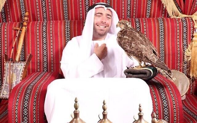 المغني الإسرائيلي عمر آدم في صورة مع صقر في الإمارات. (Instagram photo)