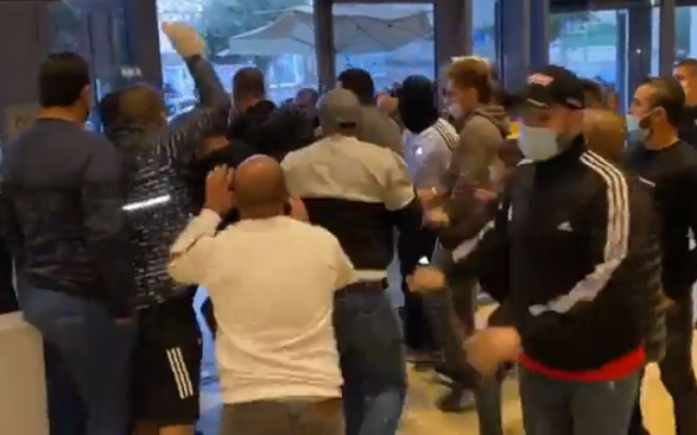 عشرات الإسرائيليين الذين عادوا من الخارج يحاولون الخروج من الحجر الصحي القسري في فندق ليوناردو في القدس، 28 ديسمبر، 2020. (Screen Capture: Channel12)