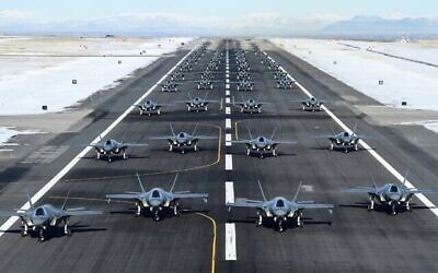 52 طائرة من طراز F-35 تصطف في تمرين إطلاق في قاعدة هيل الجوية في ولاية يوتا في عرض قوة وجاهزية قتالية في خضم التوترات بين الولايات المتحدة وإيران، 6 يناير 2020. (US Air Force / R. Nial Bradshaw / Twitter screen capture)