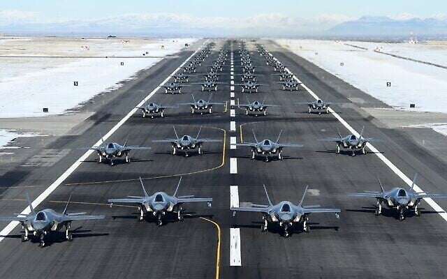 52 طائرة من طراز F-35 تصطف في تمرين إطلاق في قاعدة هيل الجوية في ولاية يوتا في عرض قوة وجاهزية قتالية في خضم التوترات بين الولايات المتحدة وإيران، 6 يناير 2020. (US Air Force / R. Nial Bradshaw / Twitter screen capture)