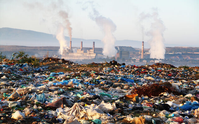نفايات بشرية (mbaysan by iStock by Getty Images)