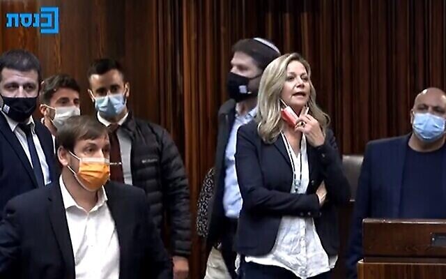 النائبة في الكنيست عن حزب "أزرق أبيض"، ميكي حايموفيتش، تصوت ضد مشروع قانون من شأنه منع انتخابات جديدة، 21 ديسمبر، 2020. (Knesset channel screenshot)