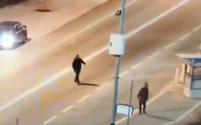 رجل فلسطيني وجندي إسرائيلي قبل وقت قصير من قيام الفلسطيني بإلقاء زجاجة حارقة على الجندي في شمال الضفة الغربية، 19 ديسمبر، 2020. (video screenshot)