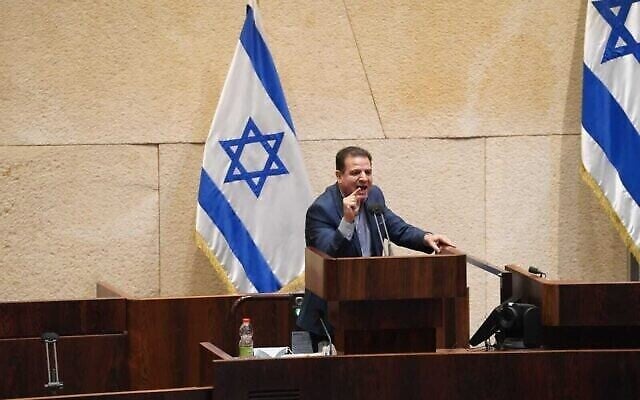 رئيس القائمة المشتركة أيمن عودة (الجبهة) يلقي كلمة في الكنيست خلال تصويت على نزع الثقة عن الحكومة الإسرائيلية، 2 ديسمبر، 2020. (Credit: Knesset spokesperson)
