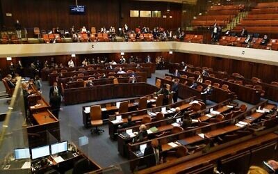 الكنيست يصوت في قراءة تمهيدية على مشروع قانون لنزع الثقة عن الحكومة، 2 ديسمبر، 2020. (Credit: Knesset spokesperson)
