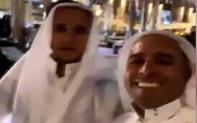 مجموعة رجال من بلدة كفر قاسم في إسرائيل يتظاهرون بأنهم وفد من الإمارات العربية المتحدة في زيارة إلى تل أبيب، 4 ديسمبر 2020 (Screen capture: Twitter)