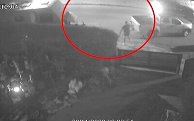 لقطات كاميرات مراقبة تظهر لحظة قيام أرييه شيف بإطلاق النار على سارق مشتبه به في عراد، 29 نوفمبر 2020 (Screenshot: Walla)