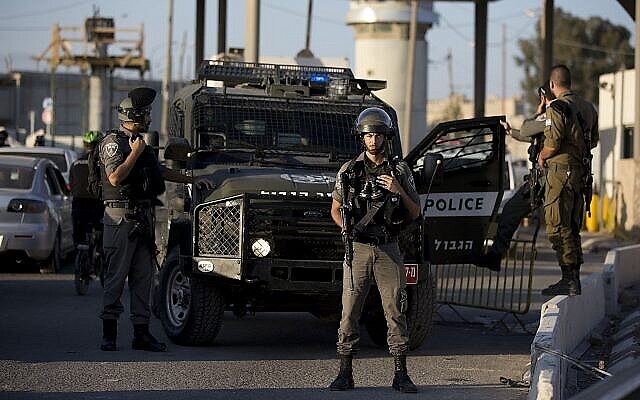توضيحية: عناصر من حرس الحدود تنتشر عند حاجز قلنديا شمال القدس بعد هجوم طعن مفترض، 18 سبتمبر، 2019. (AP Photo / Majdi Mohammed)