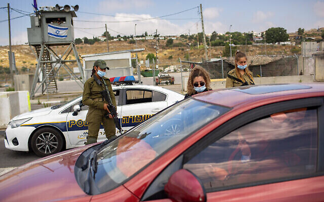 جنود إسرائيليون يتحققون من هويات الفلسطينيين عند حاجز مفرق تفوح بالقرب من مدينة نابلس في الضفة الغربية، 30 يونيو، 2020. (AP Photo / Oded Balilty، File) جنود إسرائيليون يتحققون من هويات الفلسطينيين عند حاجز مفرق تفوح بالقرب من مدينة نابلس في الضفة الغربية، 30 يونيو، 2020. (AP Photo / Oded Balilty، File)